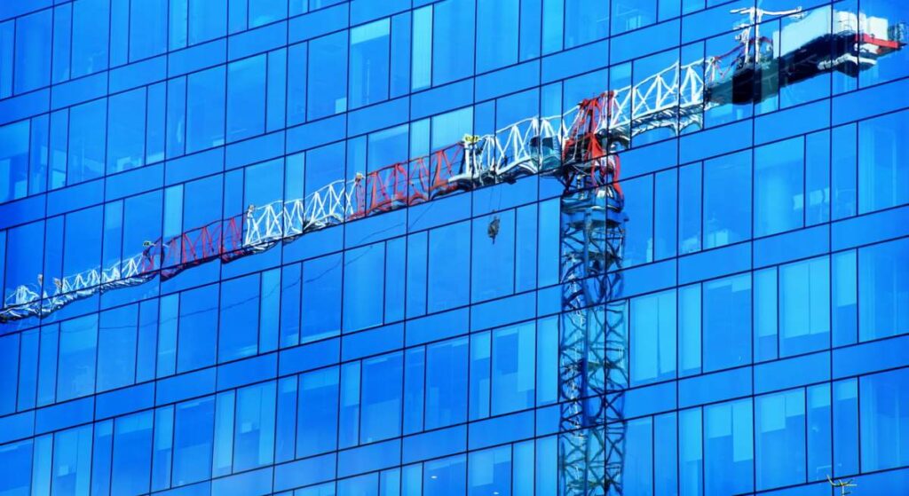 reflejo-grua-edificio-istock